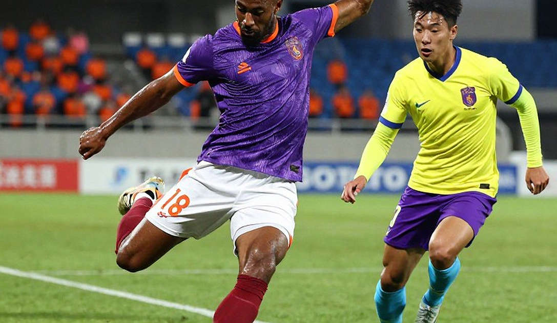 Lyon dẫn 2-0 nhờ cú đúp của Nuamah, nhưng tấm biểu ngữ nhắm vào St Etienne mới là thứ khiến Ligue 1 phải dừng lại