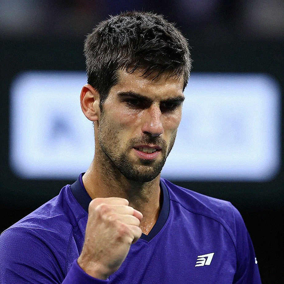 Chim đậu trên lưới, Medvedev vẫn giữ nhịp: Chiến thắng 6-1, 6-3, 7-5 và bài học về sự tập trung