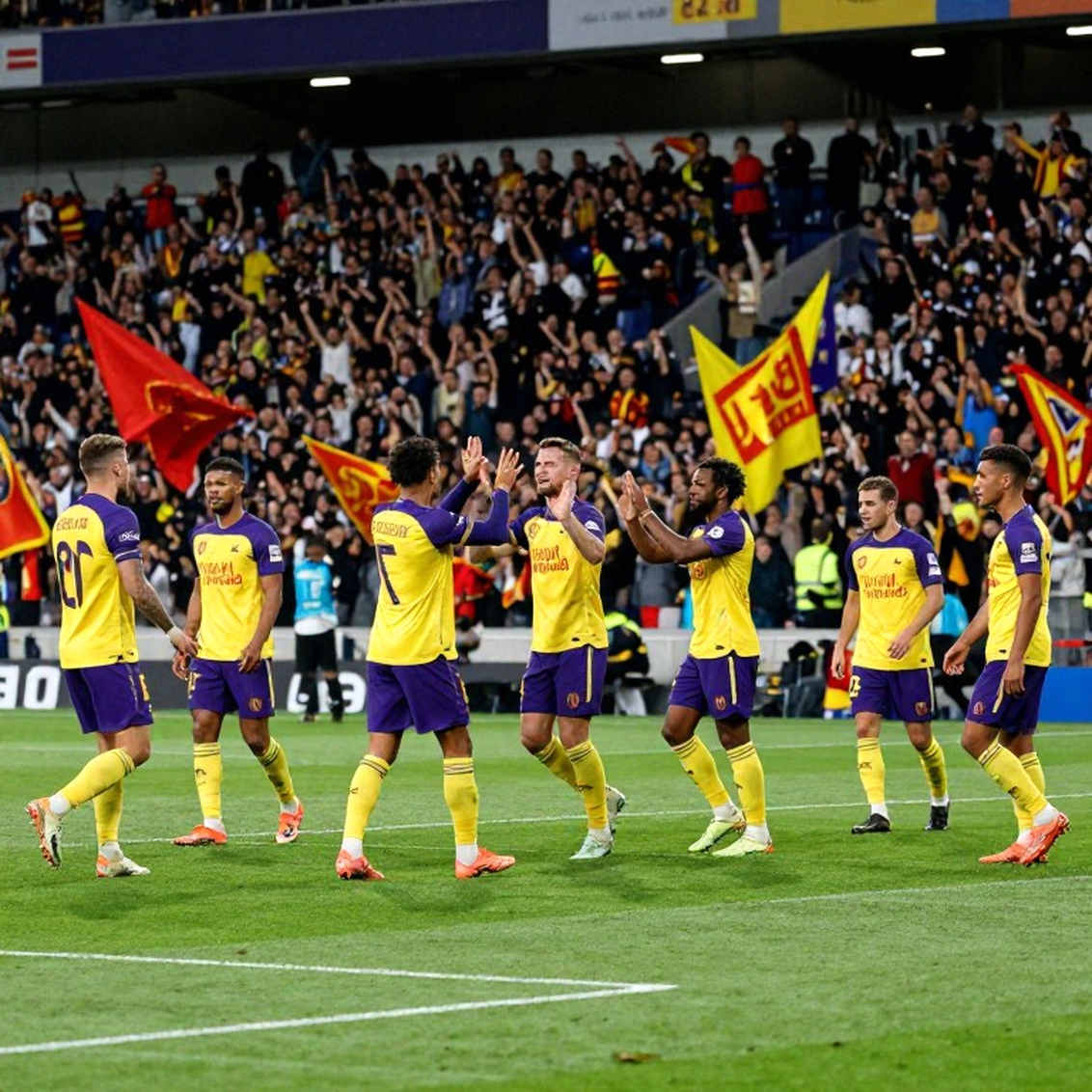 Ajax trả tiền cho những cái tên lớn, nhưng hành lang phải vẫn trống