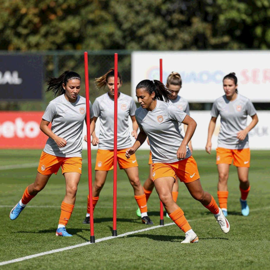 V.League và nghịch lý bản sắc: Khi bóng đá Việt Nam chạy nhanh hơn chính mình